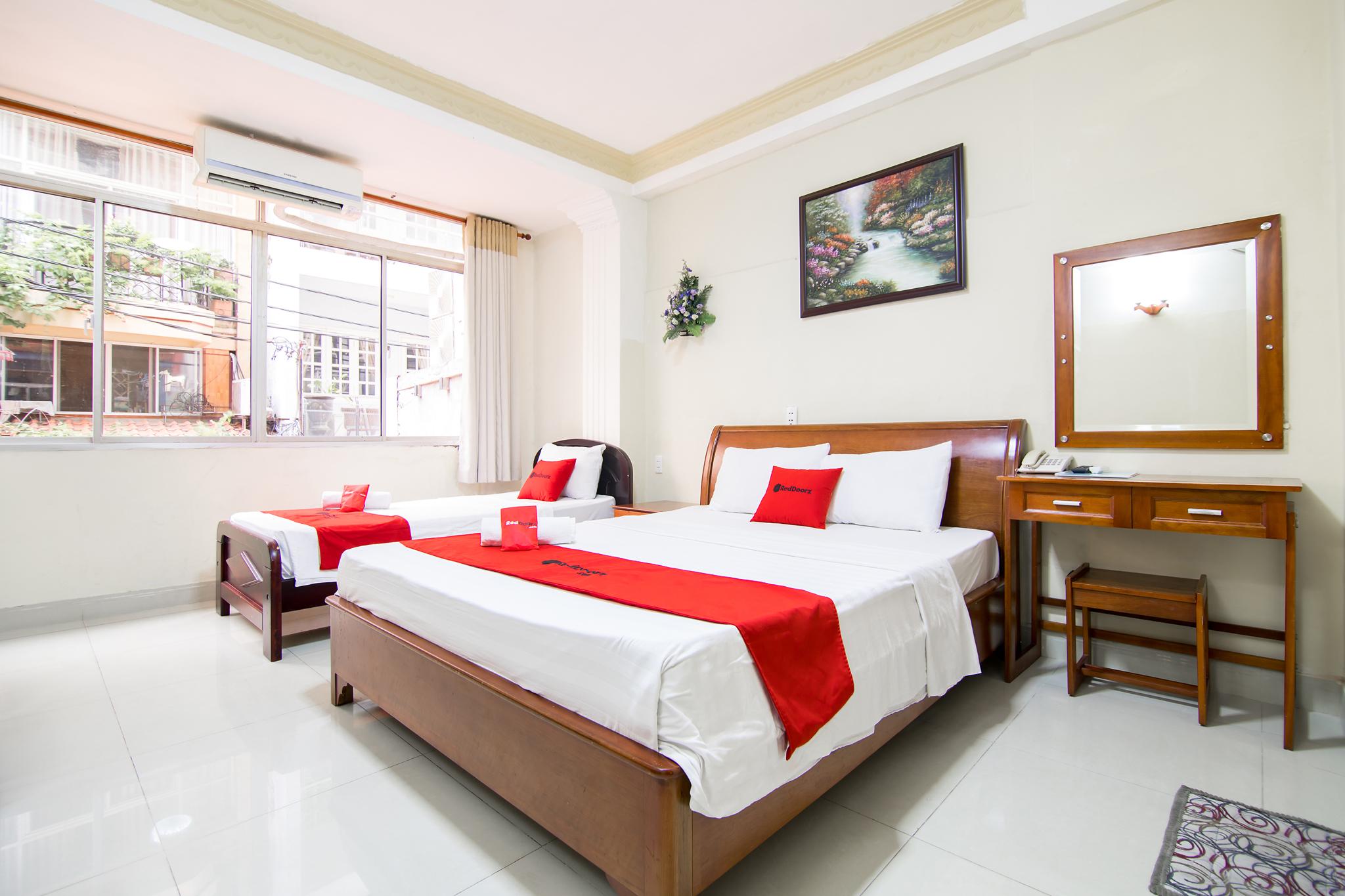 Reddoorz Plus @ Pham Ngu Lao 2 Хошимін Екстер'єр фото